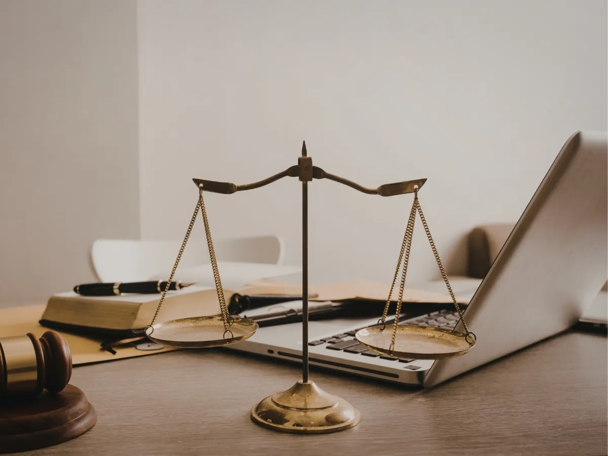 Balanza de la justicia sobre la mesa del despacho
